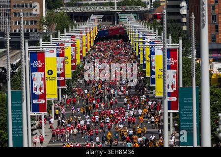 Londres, Royaume-Uni. 23 mai 2026. LONDRES, ANGLETERRE - 23 MAI : vue générale des fans qui descendent Wembley bien avant la finale des play-off du Sky Bet Championship entre Hull City et Middlesbrough au stade de Wembley le 23 mai 2026 à Londres, en Angleterre. (Photo de Freddie Yeo/MB Media/Getty images) crédit : MB Media solutions/Alamy Live News Banque D'Images