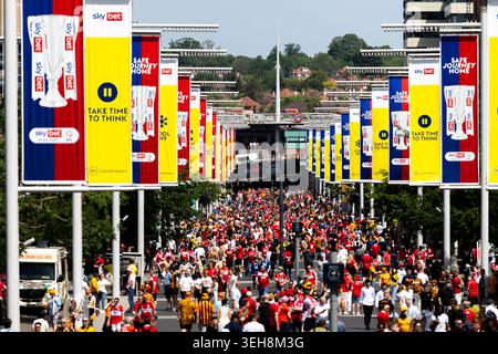 Londres, Royaume-Uni. 23 mai 2026. LONDRES, ANGLETERRE - 23 MAI : les fans descendent Wembley Way avant la finale des play-off du Sky Bet Championship entre Hull City et Middlesbrough au stade de Wembley le 23 mai 2026 à Londres, en Angleterre. (Photo de Freddie Yeo/MB Media/Getty images) crédit : MB Media solutions/Alamy Live News Banque D'Images