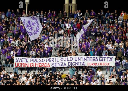 Firenze, Italie. 22 mai 2026. Les supporters de Fiorentina manifestent pendant le match de football Serie A entre Fiorentina et Atalanta au stade Artemio franchi de Florence, au centre de l'Italie - vendredi 22 mai 2026. Sport - Soccer (photo de Marco Bucco/la presse) crédit : LaPresse/Alamy Live News Banque D'Images