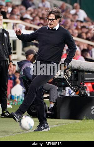 Firenze, Italie. 22 mai 2026. Paolo Vanoli, entraîneur-chef de Fiorentina, frappe le ballon lors du match de football Serie A entre Fiorentina et Atalanta au stade Artemio franchi de Florence, au centre de l'Italie - vendredi 22 mai 2026. Sport - Soccer (photo de Marco Bucco/la presse) crédit : LaPresse/Alamy Live News Banque D'Images