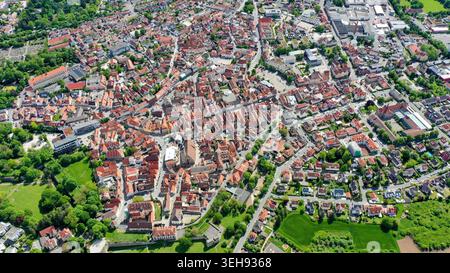Vue aérienne de la vieille ville historique avec ses toits traditionnels en tuiles rouges, ses rues charmantes et ses parcs verdoyants sous la lumière du soleil à Forchhei Banque D'Images