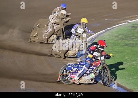 Prague, République tchèque. 23 mai 2026. Championnat du monde de moto Speedway Grand Prix de la République tchèque dans l'arène de Marketa, Prague, République tchèque, 23 mai 2026. Dominik Kubera (CZE), à droite, et Jason Doyle (USA), 2e à partir de la droite. Crédit : vit Simanek/CTK photo/Alamy Live News Banque D'Images