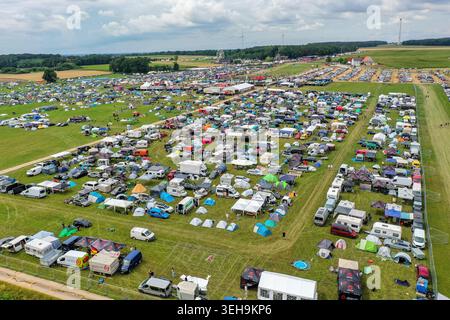 Vue aérienne de la zone de camping Open Beatz Festival avec des rangées de tentes et de camping-cars garés sur un grand champ vert Herzogenaurach, Bayern, Allemagne. Banque D'Images