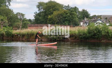 Paddleboard sur la rivière en Écosse Banque D'Images