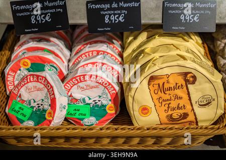 Colmar, France - 3 juin 2023 : sélection de fromages Muenster gourmands d'Alsace dans une fromagerie artisanale du quartier historique de la petite Venise Banque D'Images