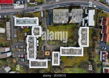 Vue aérienne d'un complexe d'appartements résidentiels avec toits plats, cours vertes et parkings à Forchheim, Bavière, Allemagne. Banque D'Images