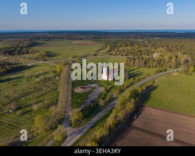 Une église dans un petit village sur l'île de Hiiumaa, en Estonie Banque D'Images