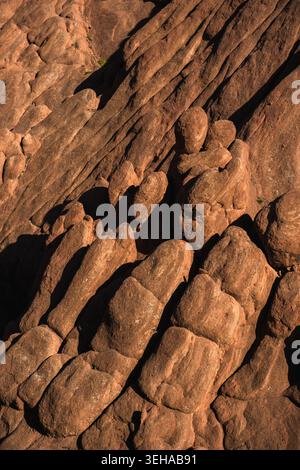 Vue rapprochée de formations rocheuses texturées de différentes formes et tailles. La surface montre des motifs distincts et des couleurs typiques de la roche naturelle. Singe Banque D'Images