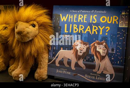 Patience and Fortitude Stuff à côté d'un livre sur les lions dans la boutique de cadeaux de la New York public Library. Fifth Avenue, New York City, États-Unis 2026 Banque D'Images