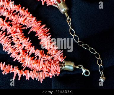 Vintage Multi-Strand BRANCHE CORAIL ROSE SAUMON collier Déclaration Banque D'Images