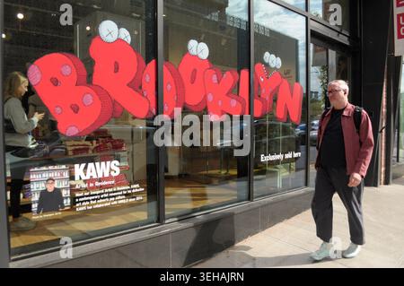 New York, États-Unis. 22 mai 2026. Les gens passent devant un panneau Brooklyn sur une fenêtre dans un magasin à Williamsburg, Brooklyn, New York City. (Crédit image : © Jimin Kim/SOPA images via ZUMA Press Wire) USAGE ÉDITORIAL SEULEMENT ! Non destiné à UN USAGE commercial ! Banque D'Images