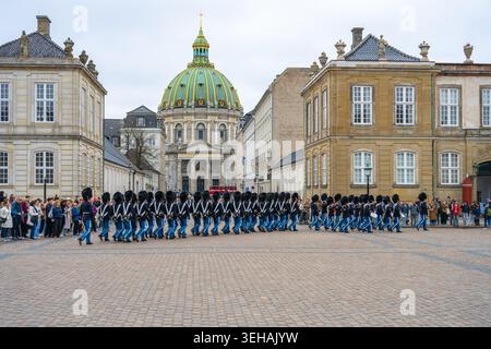 DANEMARK, COPENHAGE - 12 AVRIL 2025 : les gardes marchent en formation lors de la cérémonie de la relève de la garde au Palais d'Amalienborg à Copenhague. Dani Banque D'Images