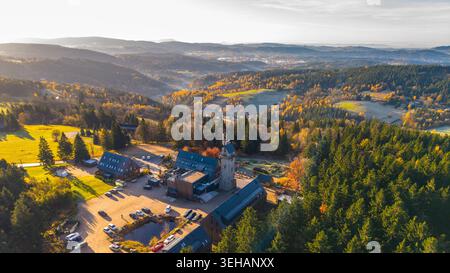 Kralovka Lookout Tower se dresse au milieu des couleurs vives de l'automne dans les montagnes de Jizera. Les visiteurs profitent d'une vue imprenable dans le paysage serein comme le Banque D'Images