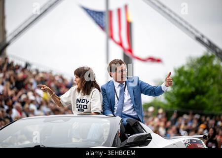 Indianapolis, États-Unis. 23 mai 2026. 23 mai 2026 : Indianapolis, Indianapolis - Doug Boles, président de l'Indianapolis Motor Speedway et IndyCar, au défilé du Festival 500 dans le centre-ville d'Indianapolis avant la 110e édition de l'Indianapolis 500 au Indianapolis Motor Speedway. (Photo de Chris Aurelio/Sipa USA) crédit : Sipa USA/Alamy Live News Banque D'Images