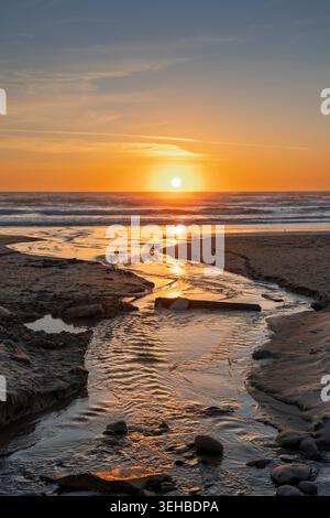 Coucher de soleil coloré sur l'océan Pacifique à Lincoln City, Oregon, États-Unis. Banque D'Images