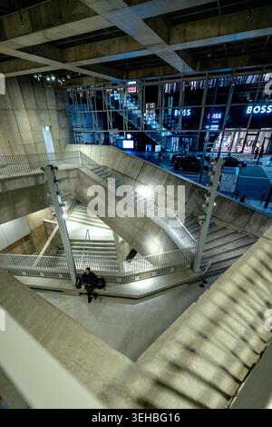 Escaliers en béton et éléments structurels à l'intérieur du parc Sony Ginza à Tokyo, au Japon. Banque D'Images