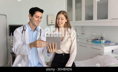 Médecin expliquant les résultats du test au patient lors de la consultation médicale Banque D'Images