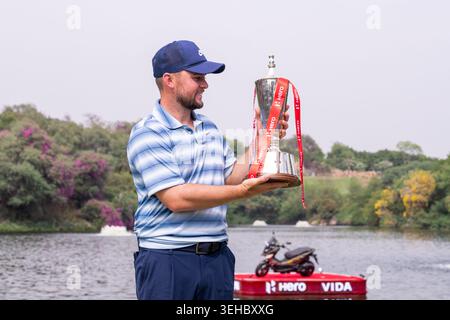 NEW DELHI, INDE - MARS 29 : Alex Fitzpatrick d'Angleterre lève le trophée après avoir remporté le Hero Indian Open au DLF Golf and Country Club le 29 mars, Banque D'Images