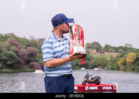 NEW DELHI, INDE - MARS 29 : Alex Fitzpatrick d'Angleterre embrasse le trophée après avoir remporté le Hero Indian Open au DLF Golf and Country Club le 29 mars Banque D'Images