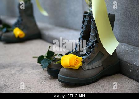 La 33rd Fighter Wing a tenu sa 29e cérémonie commémorative annuelle des Khobar Towers à la base aérienne d'Eglin, en Floride, le 25 juin 2025. Bottes de combat et jaune fl Banque D'Images
