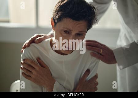 Femme d'âge moyen recevant un soutien émotionnel pour la santé mentale Banque D'Images