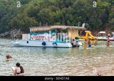 Syvota, Grèce - 23 août 2023 : Bella Vraka célèbre bateau bar de plage coctail Banque D'Images
