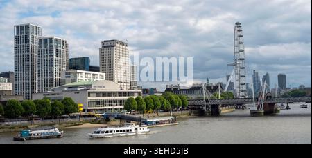 Royal Festival Hall, le London Eye et la Tamise sur la South Bank, Londres, Angleterre, Royaume-Uni Banque D'Images