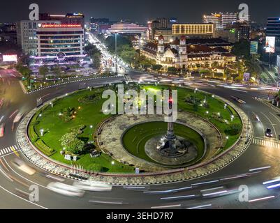 Semarang Selatan, Indonésie - 24 août 2025 : vue aérienne du monument Tugu Muda Semarang la nuit avec des sentiers de feux de circulation et illuminé historique b Banque D'Images