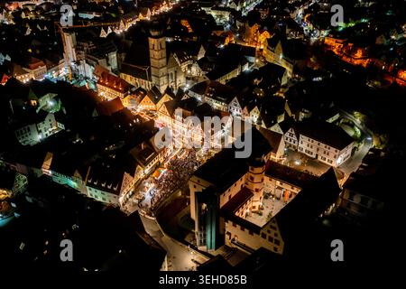 Forchheim, Allemagne - 20 décembre 2025 : vue aérienne du Weihnachtsmarkt Forchheim la nuit avec des stalles illuminées, des maisons historiques à colombages, un Banque D'Images