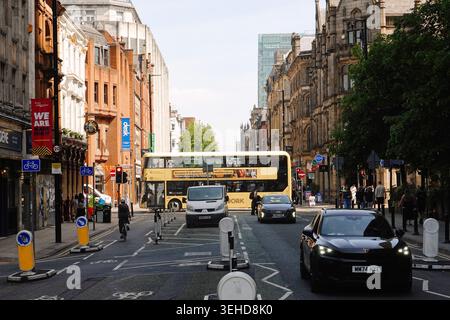 Trafic, y compris un bus à impériale Bee Network, se déplaçant le long de Princess Street dans le centre-ville de Manchester, Angleterre, Royaume-Uni Banque D'Images