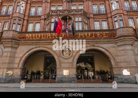 La grande entrée voûtée et la façade en terre cuite de l'historique Midland Hotel sur Peter Street dans le centre-ville de Manchester, Angleterre, Royaume-Uni Banque D'Images