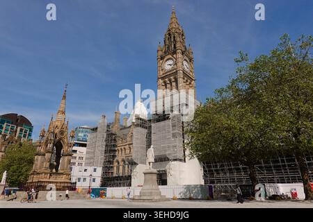 L'hôtel de ville historique de Manchester subit des travaux de restauration d'échafaudages derrière l'Albert Memorial à Albert Square à Manchester, Angleterre, Royaume-Uni Banque D'Images