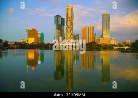 Sri Lanka, Colombo, skyline, gratte-ciel, lac Beira, Banque D'Images