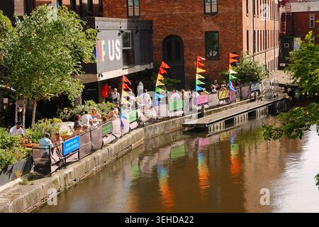 Dînez dans les bars et restaurants le long du canal de Rochdale à canal Street dans le Gay Village de Manchester, Angleterre, Royaume-Uni Banque D'Images