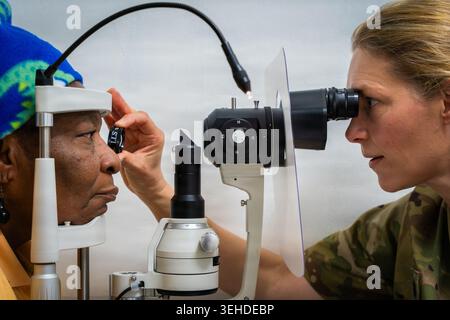 Le lieutenant Col. Laura Swanson, optométriste du 445e escadron de médecine aérospatiale, effectue un examen de la vue à l'hôpital régional West Demerara à Vreed Banque D'Images