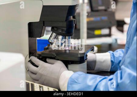 Daniel Knight, aviateur senior de l'US Air Force, technicien de laboratoire médical du 92e escadron des opérations de soins de santé, utilise un microscope à Fairchild Air Forc Banque D'Images
