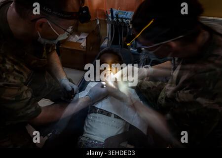 Kelsey Geiger, Major de l'US Air Force, dentiste du 434e escadron de médecine aérospatiale, à droite, et Tech. Sergent Ryan Emrich, 434e assistant dentaire AMDS, à gauche, pe Banque D'Images