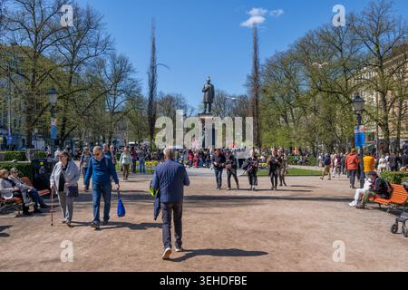 Helsinki, Finlande - 16 mai 2025 : groupe de personnes dans le parc Esplanadi dans le centre-ville. Banque D'Images