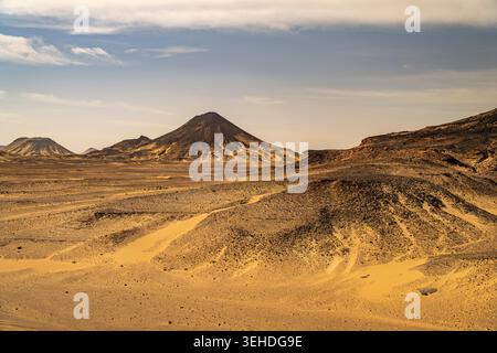 Paysage du désert noir dans la partie égyptienne du désert libyen, Egypte, Afrique Banque D'Images