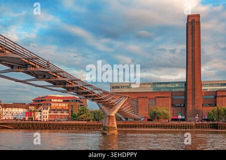 Millennium Bridge over the Thames and Tate Modern Museum, Bankside, Southwark, Londres, Angleterre, Royaume-Uni Banque D'Images