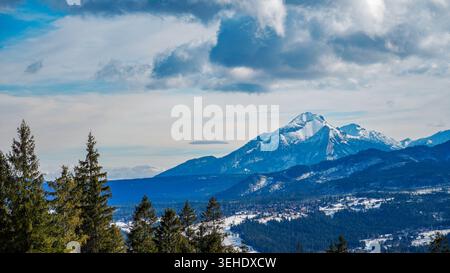 Paysage de montagne de haute altitude avec de la neige et des pins verts par temps ensoleillé Banque D'Images