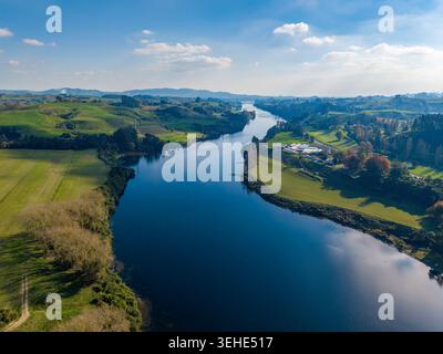 Le lac Karapiro, un réservoir artificiel sur la rivière Waikato, en Nouvelle-Zélande, serpente gracieusement à travers la campagne. Vue aérienne Banque D'Images