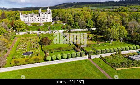 Couleurs printanières et élégance intemporelle au château de Dunrobin, l'une des plus belles demeures ancestrales d'Écosse sur la route North Coast 500 Banque D'Images