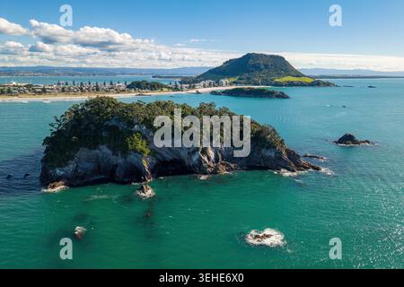 Une vue du mont Maunganui, Nouvelle-Zélande, depuis l'océan, avec l'île de Motuotau au premier plan et Mauao, 'le mont' à droite Banque D'Images