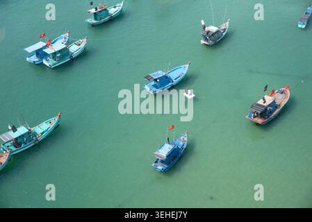 Bateaux de pêche traditionnels vietnamiens bleus ancrés sur la mer vert émeraude claire à Phu Quoc, Vietnam Banque D'Images