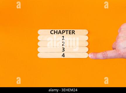 Symbole temps jusqu'au chapitre 4. Concept Word Chapitre 1 2 3 4 sur de beaux bâtons de bois. Main d'homme d'affaires. Beau fond orange. Planification des activités Banque D'Images