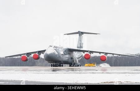 Un C-5M Super Galaxy recouvert de neige se trouve sur la ligne de vol à la base aérienne de Dover, Delaware, le 7 février 2021. Alors que la neige tombait, la base continuait à fonctionner normalement Banque D'Images
