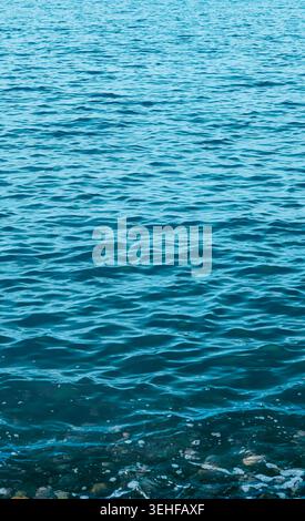 Surface de l'eau de mer avec des ondulations et des vagues douces. Banque D'Images