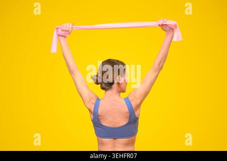 Taille femme étirant avec bande de résistance tête Banque D'Images