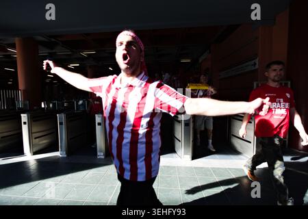 Athènes, Grèce. 24 mai 2026. Euroleague 2026 : PREGAME Fun autour du lieu : Olympiacos Fan célèbre devant OAKA avant la finale de l'EuroLeague. Crédits : Harris Xanthopoulos | Alamy Live News Banque D'Images